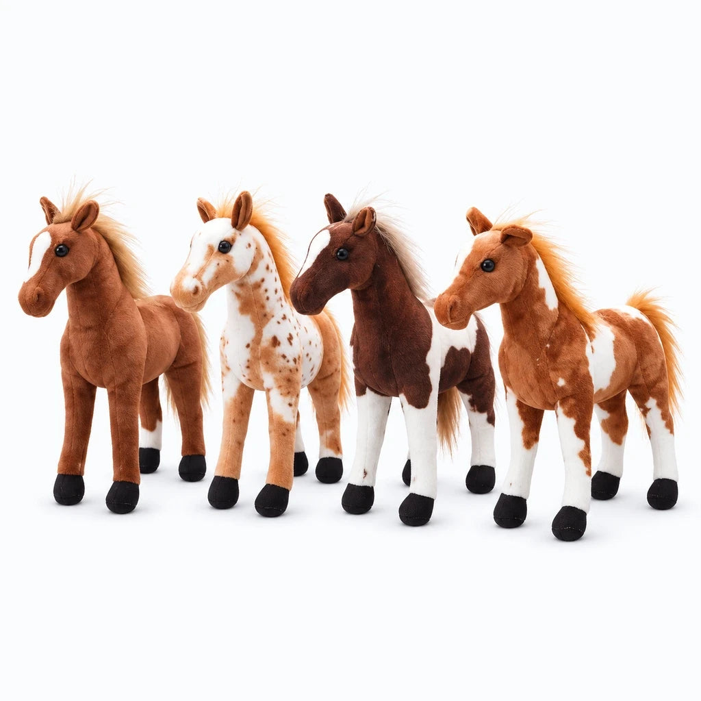 Cheval peluche placé sur une étagère comme décoration chambre enfant