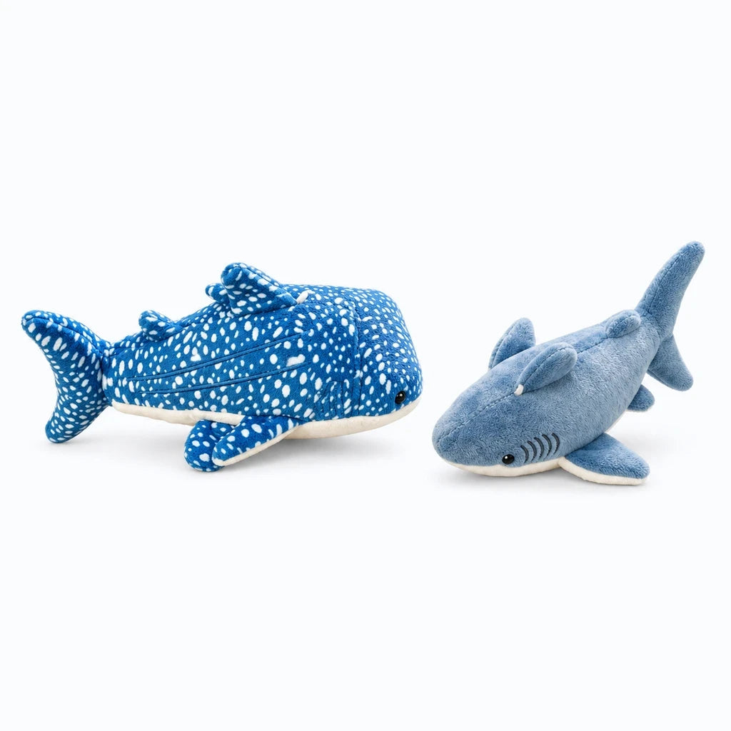 Silhouette de requin peluche compact idéal pour voyage en sac à dos