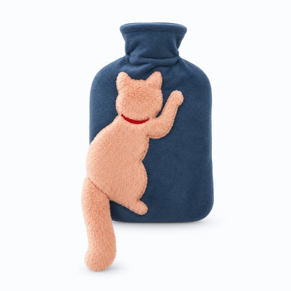 Bouillotte chat en peluche noire glissée sous couverture pour chaleur enveloppante