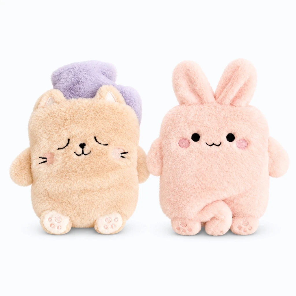 Bouillotte peluche lapin posée sur canapé, accessoire réconfortant pour soirées fraîches