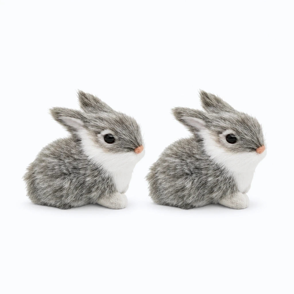 Doudou blanc lapin posé dans un lit d'enfant, rembourrage moelleux
