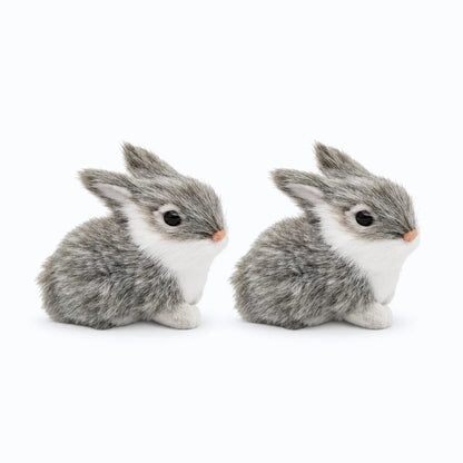 Doudou blanc lapin posé dans un lit d'enfant, rembourrage moelleux