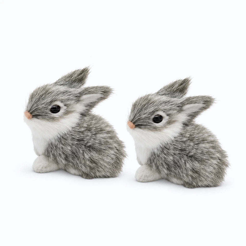 Lapin doudou blanc léger et souple, glissé dans une poussette