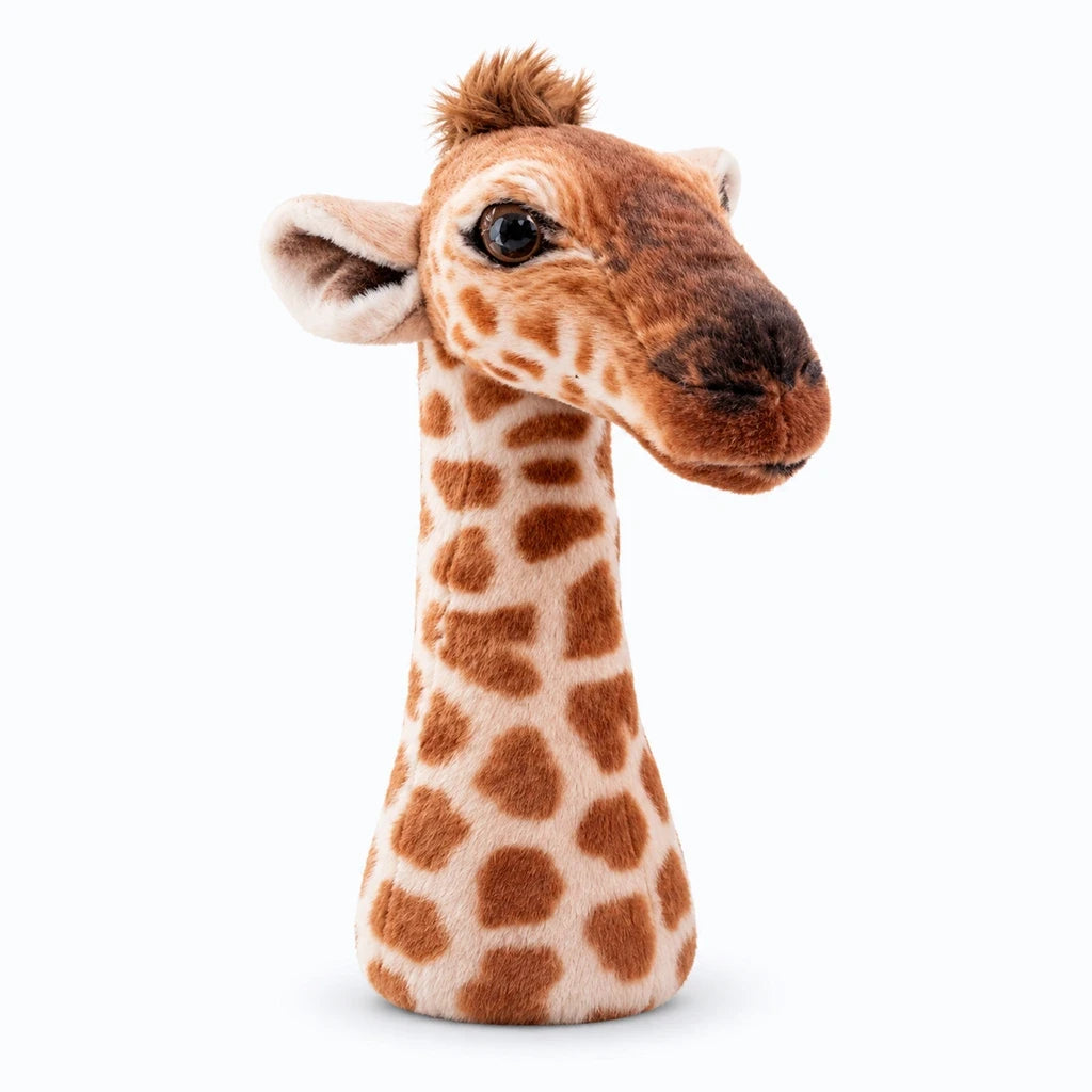 Peluche girafe de 25 cm au pelage doux posée sur un lit d'enfant