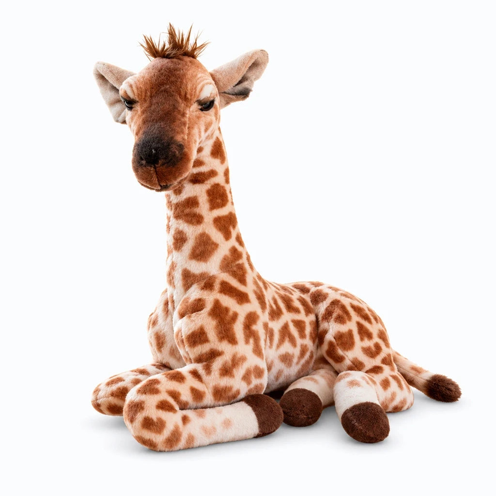 Girafe en peluche format compact de 30 cm assise sur une étagère décorative