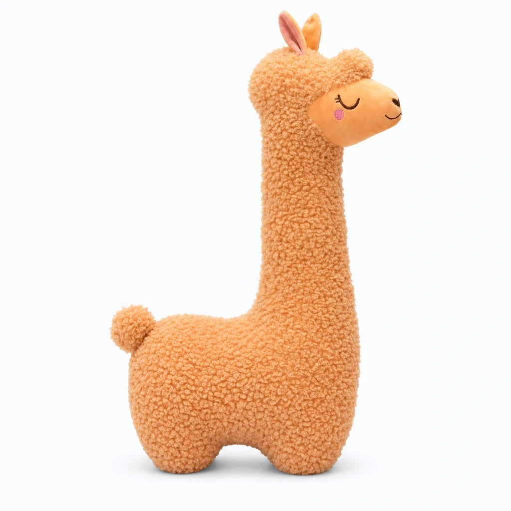 Peluche alpaga marron 130 cm avec pelage doux, assise sur un canapé