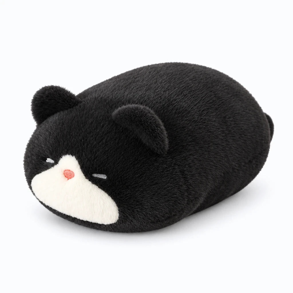 Peluche chat noir aux formes arrondies, idéale comme coussin de sieste