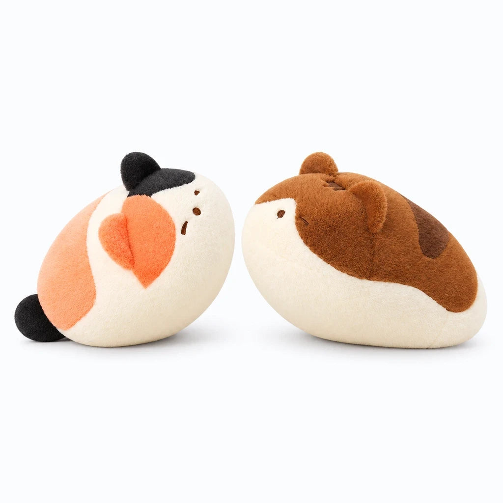 Chats en peluche noire, compagnons ronds et caressants pour la chambre