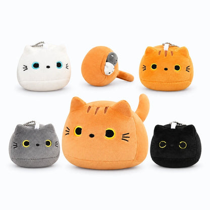 Ensemble de peluches avec maman chat noir et quatre chatons blanc, orange et gris