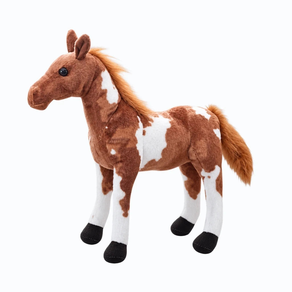 Cheval en peluche aux formes réalistes et à la couleur naturelle douce, prêt pour les câlins