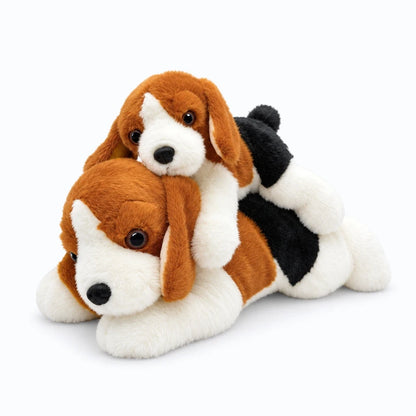 Chien en peluche douce position couchée idéale comme coussin de repos