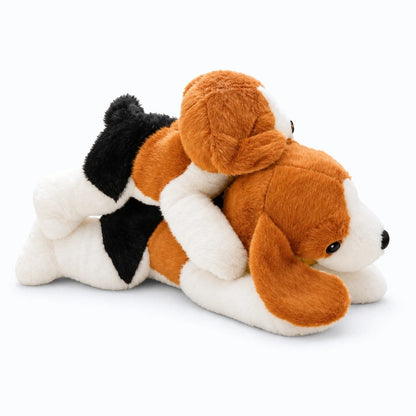 Peluche de chien sur un lit apportant touche chaleureuse décoration
