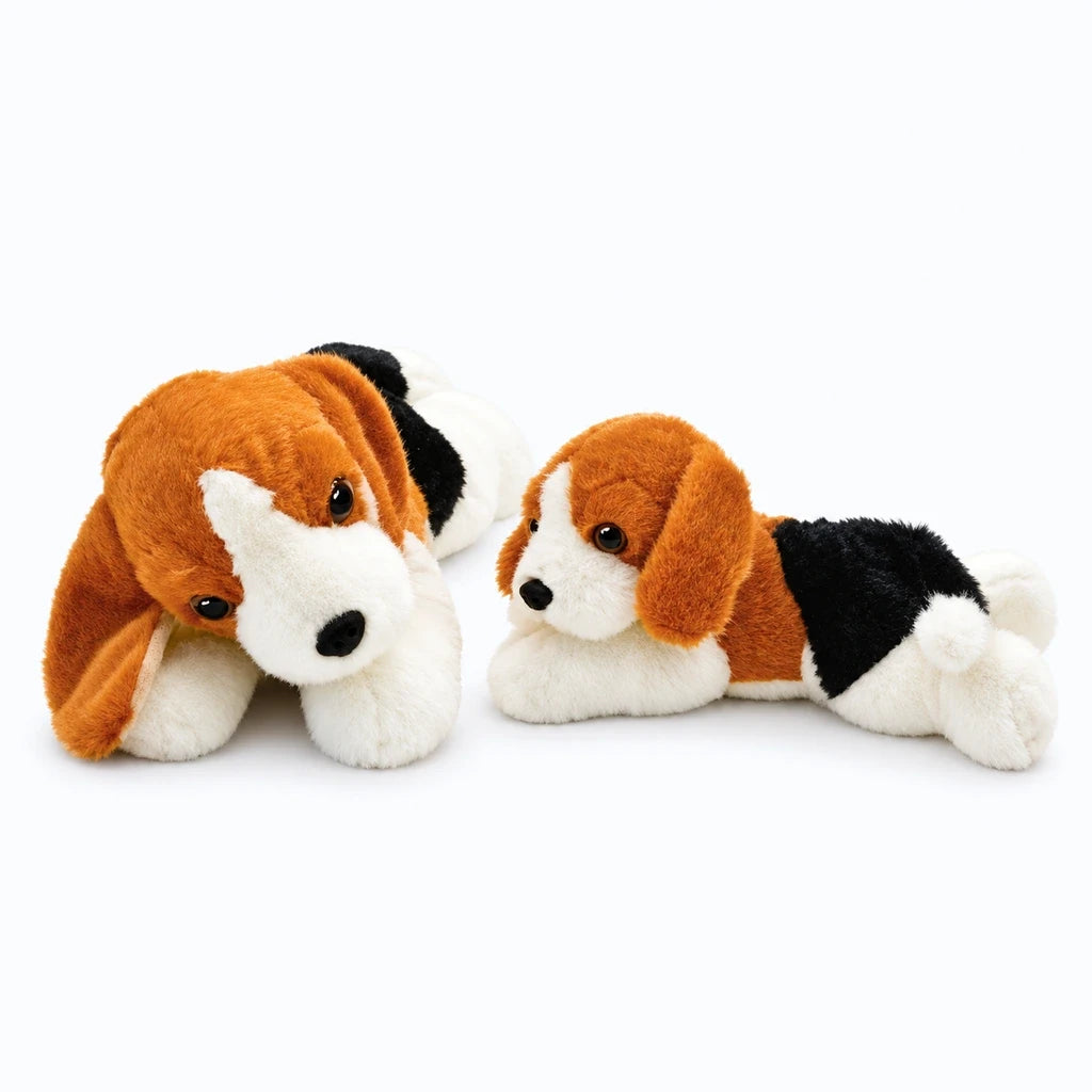 Chien peluche couché sur un canapé aspect apaisant et confortable