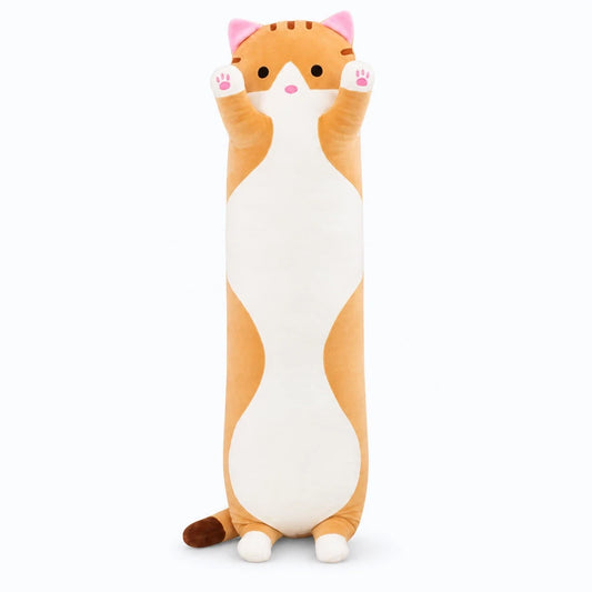 Peluche géante chat marron allongée sur un lit, idéale pour poser la tête