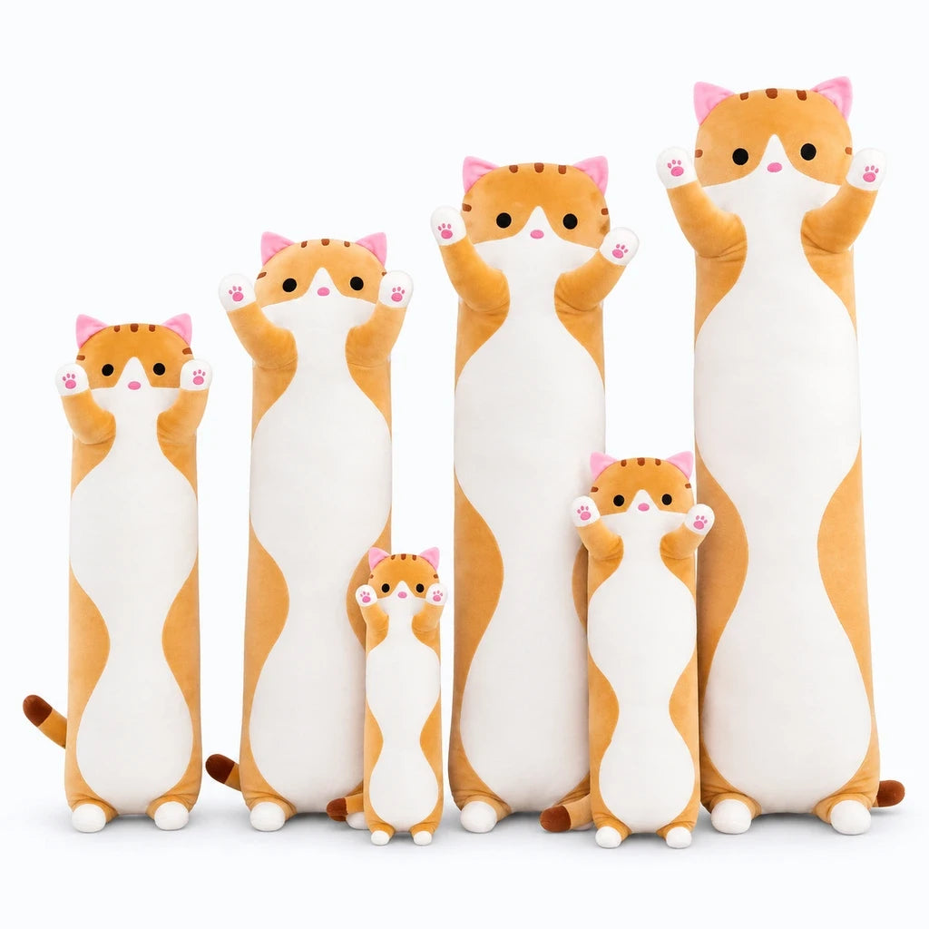 Peluche chat géante positionnée sur un canapé pour un soutien confortable