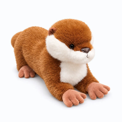 Loutre peluche posée sur un lit parmi les coussins de décoration