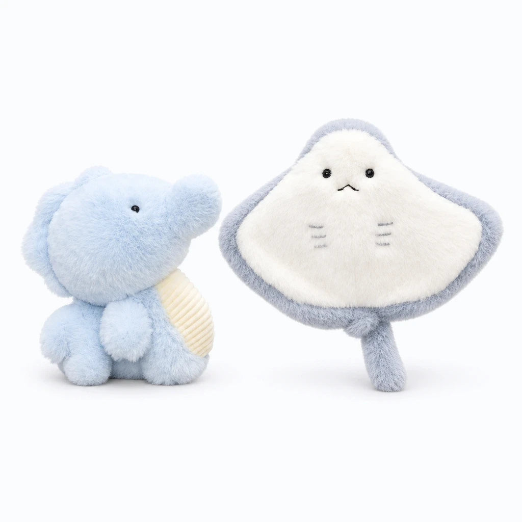 Pieuvre en peluche compacte de 16 cm posée sur une étagère, couleurs douces