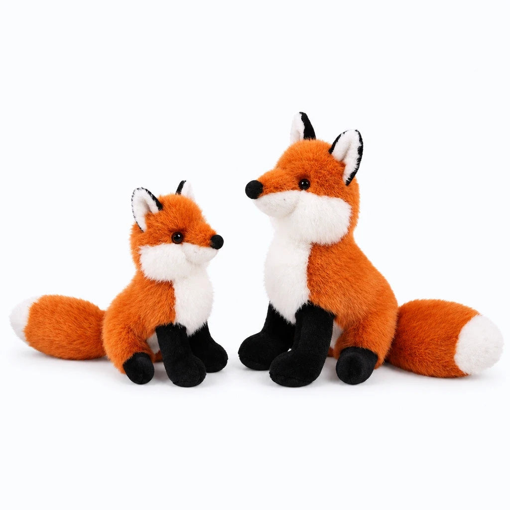 Renard en peluche de taille moyenne posé sur un lit dans une chambre d'enfant