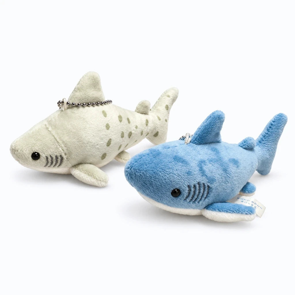 Requin peluche doux au toucher posé dans une poche de vêtement