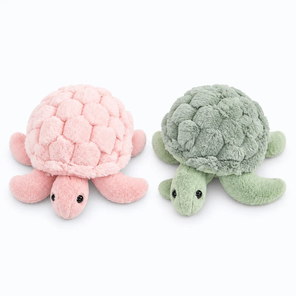 Tortue en peluche moelleuse aux teintes douces, vue de face