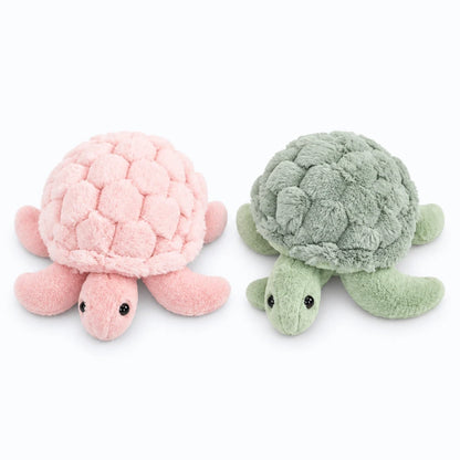 Tortue en peluche moelleuse aux teintes douces, vue de face