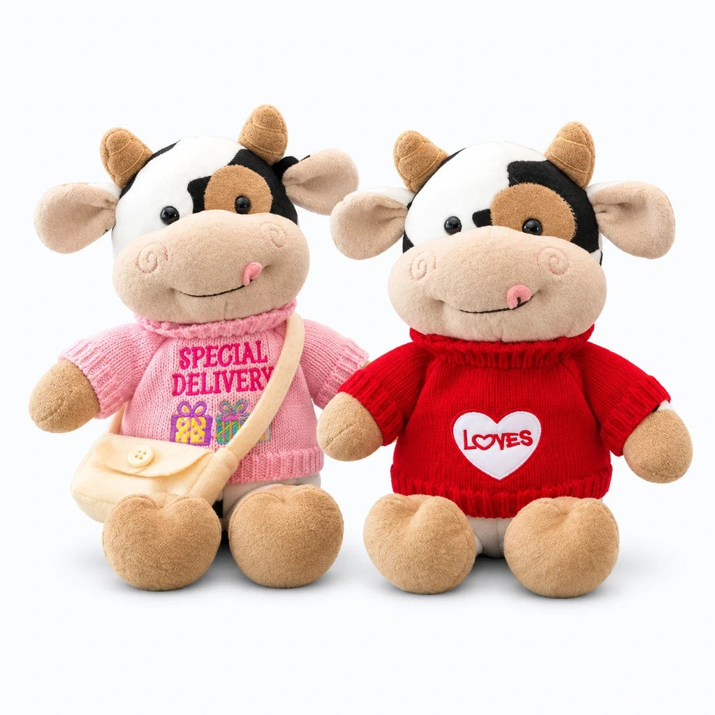 Peluche en vache avec petit sac à bandoulière, gros plan sur la texture moelleuse