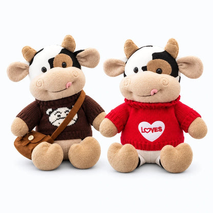 Vache peluche posée sur une étagère, silhouette ronde et style ludique