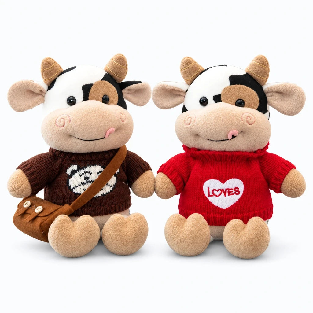 Vache peluche assise sur un canapé, accessoire de décoration attachant