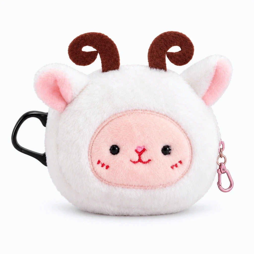 Peluche porte cle lapin beige posée dans un sac à main, démontrant la portabilité compacte